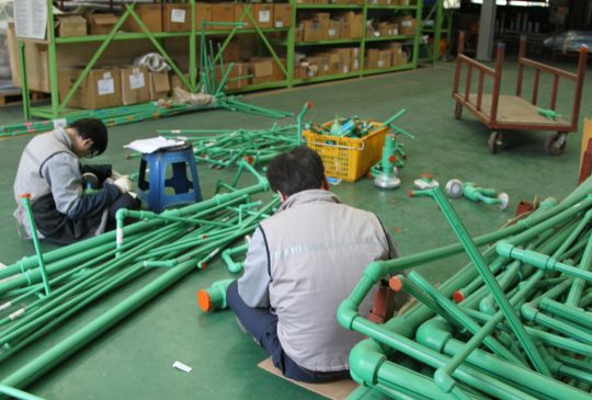 "일손이 안잡혀요"      (거제=연합뉴스) 이경욱 기자 = 조선경기가 어려워지면서 양대 조선소가 있는 경남 거제시의 조선소 협력업체들이 어려움을 겪고 있다. 거제시 GMP산업 근로자들이 일하고 있다.   2016.4.19      kyunglee@yna.co.kr  (끝)